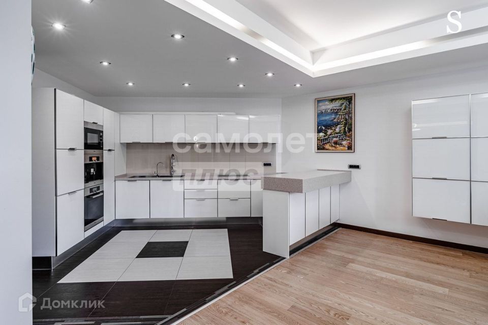 Продаётся 4-комнатная квартира, 222 м²