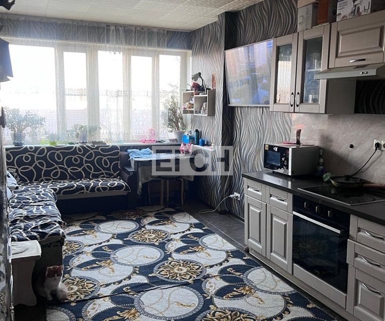 Продаётся 4-комнатная квартира, 132 м²