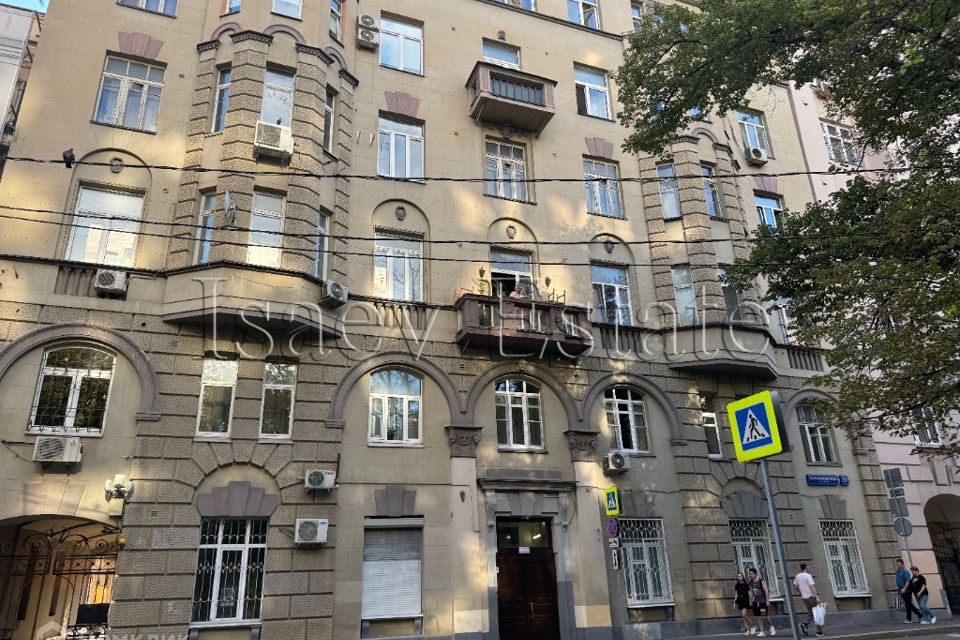 Продаётся 5-комнатная квартира, 300 м²