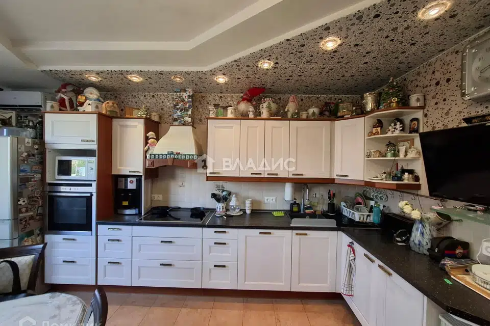 Продаётся 4-комнатная квартира, 139.8 м²