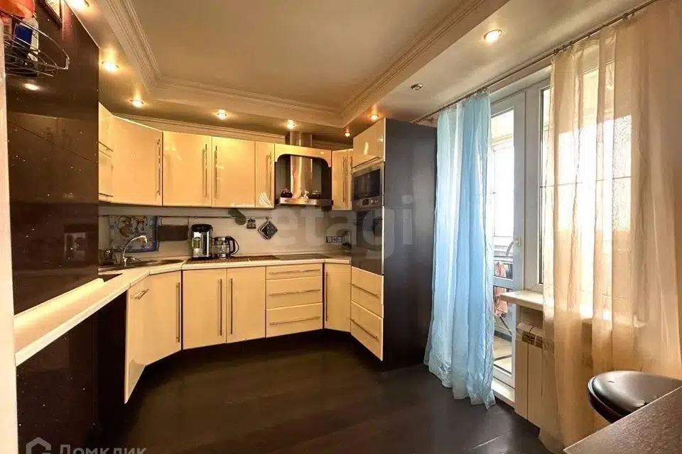Продаётся 4-комнатная квартира, 105 м²