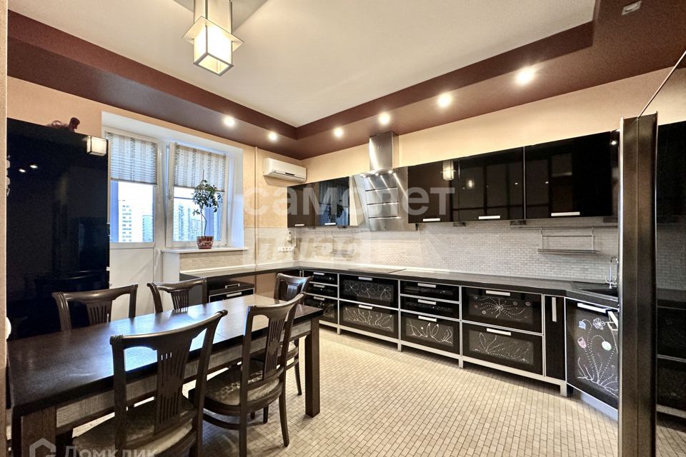 Продаётся 3-комнатная квартира, 102 м²