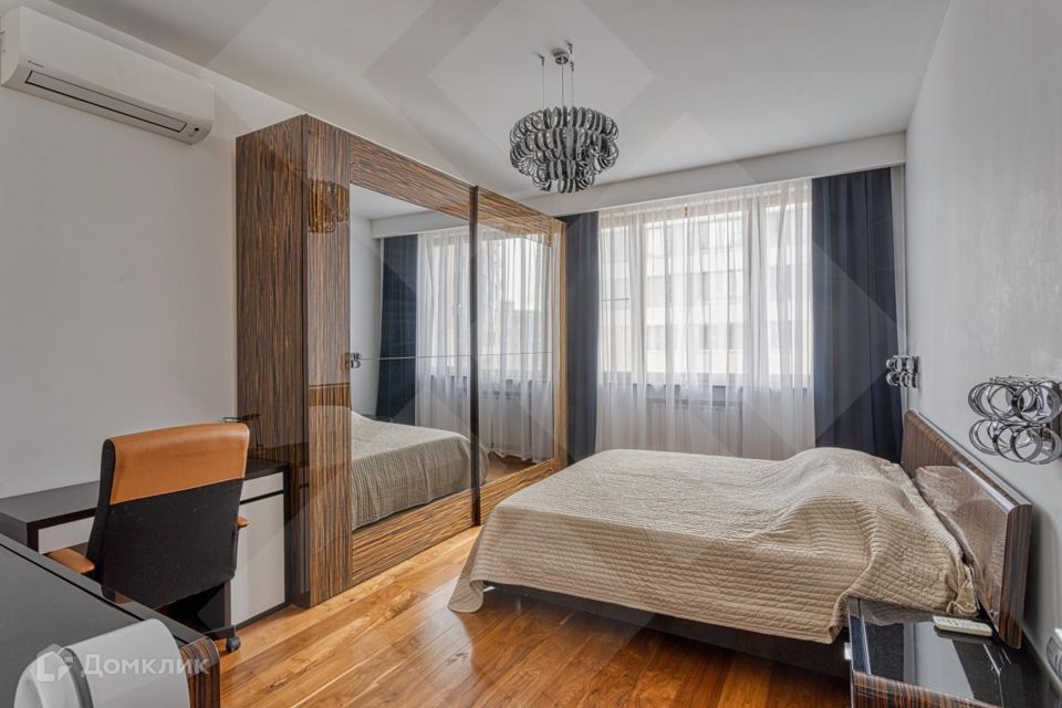 Сдаётся 4-комнатная квартира, 157 м²