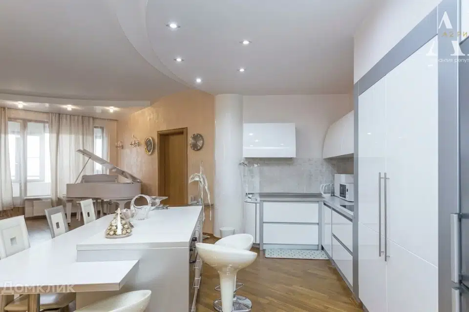 Продаётся 4-комнатная квартира, 228 м²