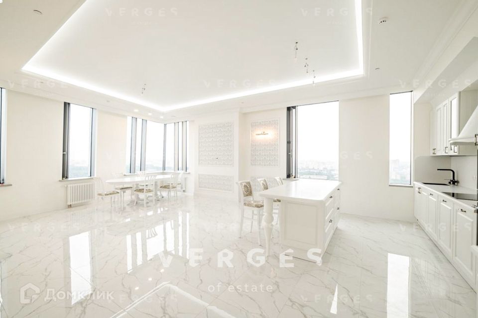 Продаётся 4-комнатная квартира, 165 м²