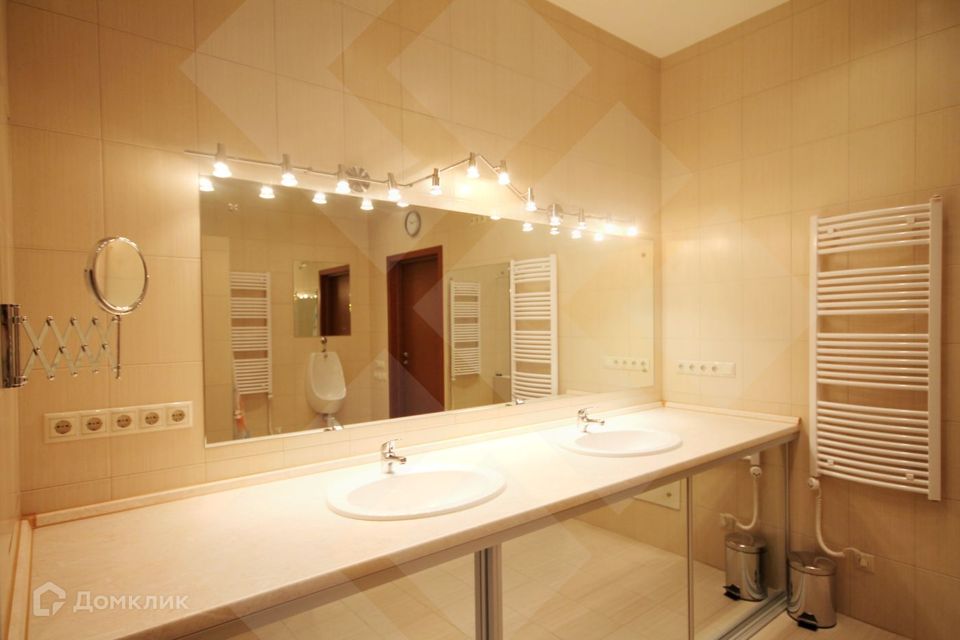 Сдаётся 4-комнатная квартира, 200 м²