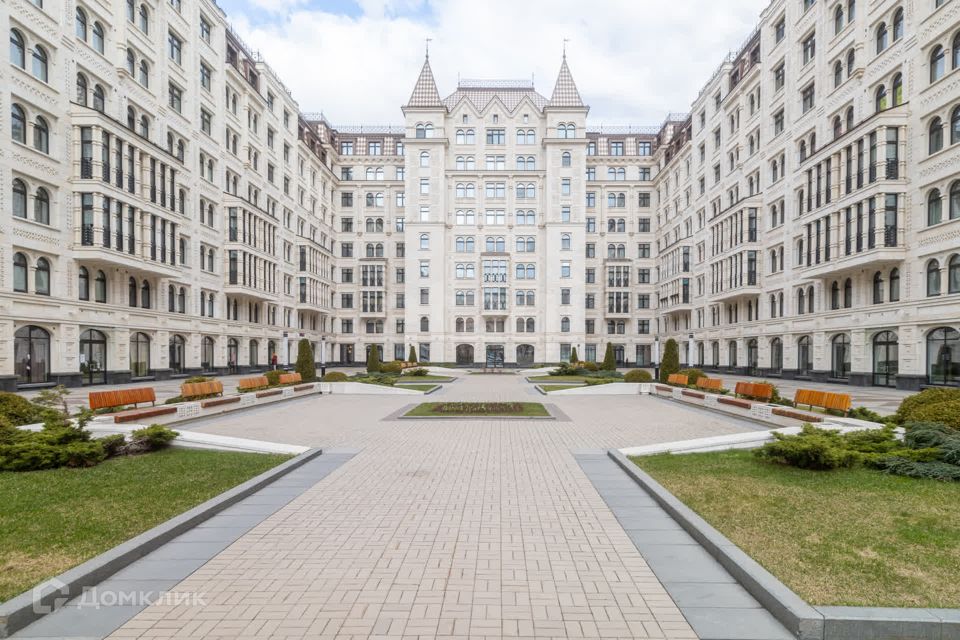 Продаётся 4-комнатная квартира, 135.6 м²