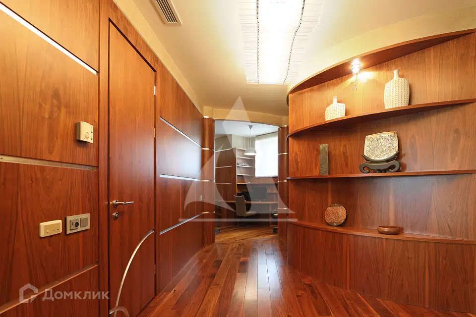Продаётся 4-комнатная квартира, 211.6 м²