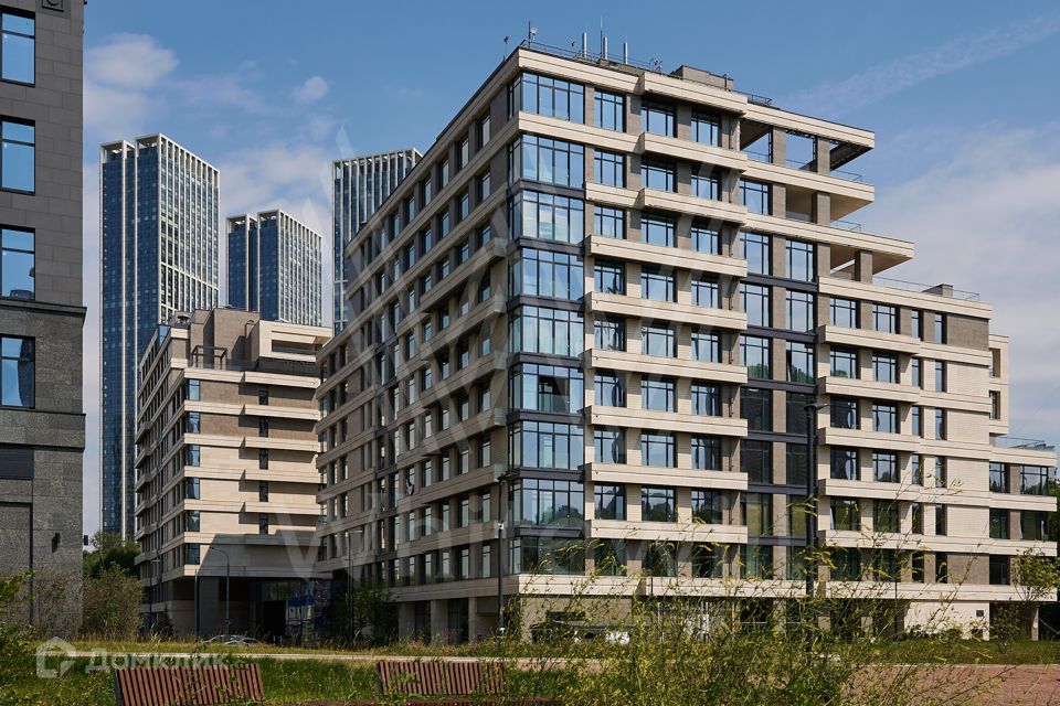 Продаётся 4-комнатная квартира, 195 м²