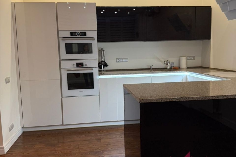 Сдаётся 4-комнатная квартира, 140 м²