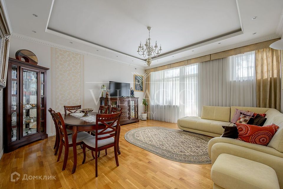 Продаётся 4-комнатная квартира, 122 м²