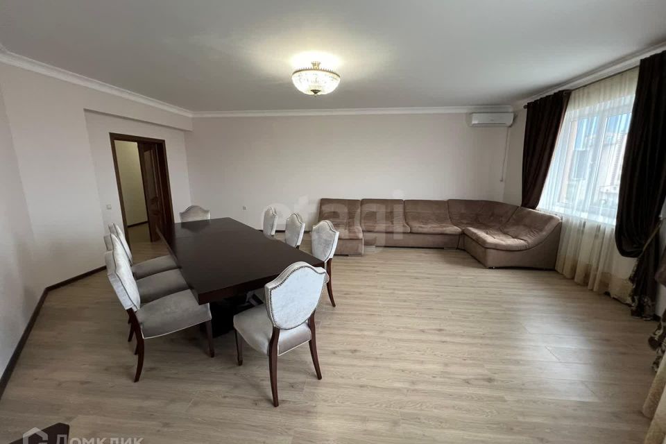 Продаётся 4-комнатная квартира, 177 м²
