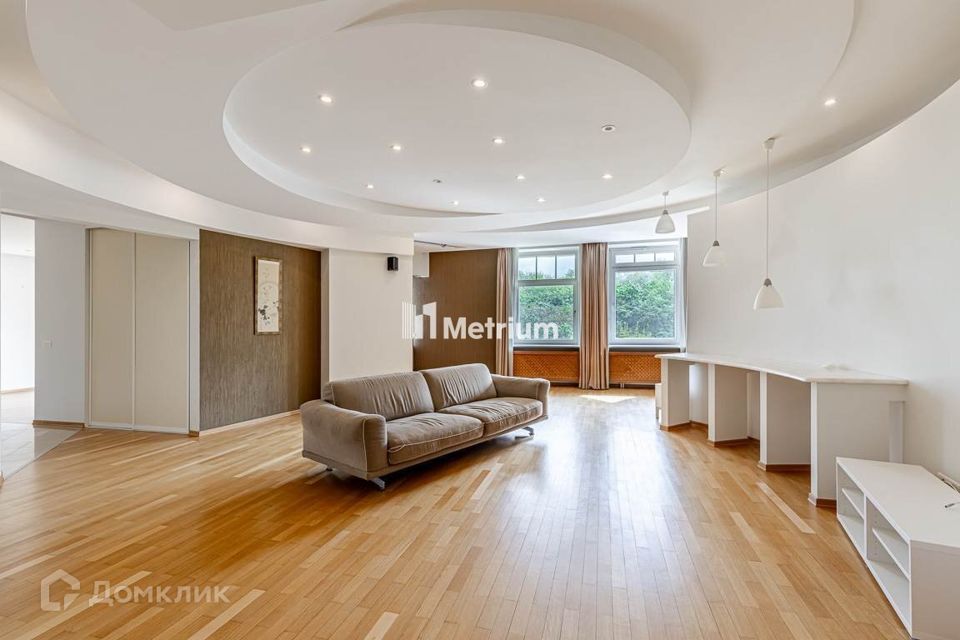 Продаётся 4-комнатная квартира, 197.5 м²