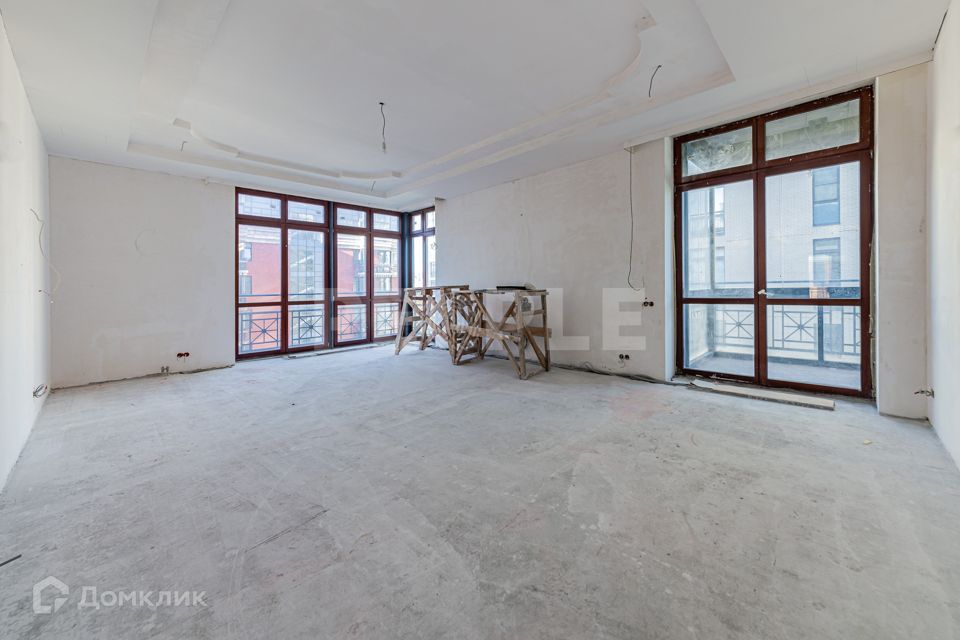 Продаётся 4-комнатная квартира, 200.7 м²