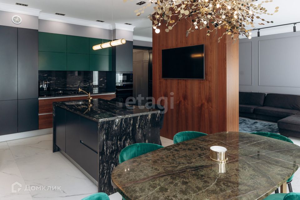 Продаётся 3-комнатная квартира, 147 м²