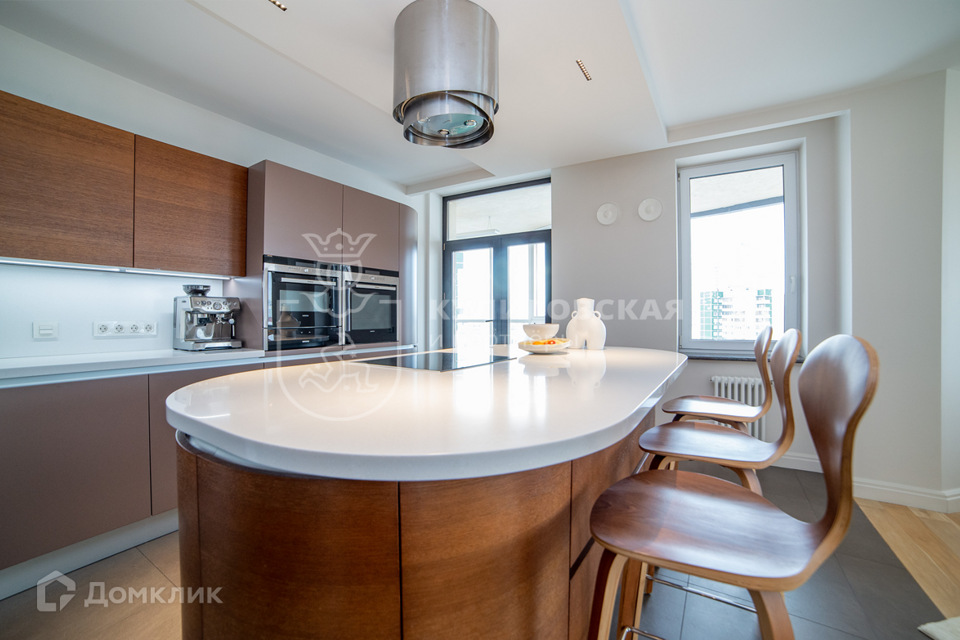 Продаётся 4-комнатная квартира, 183.1 м²