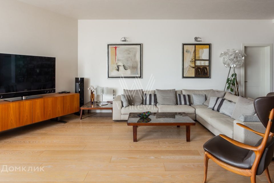 Сдаётся 4-комнатная квартира, 196 м²