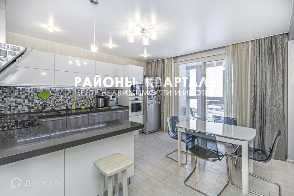 Продаётся 4-комнатная квартира, 137.7 м²
