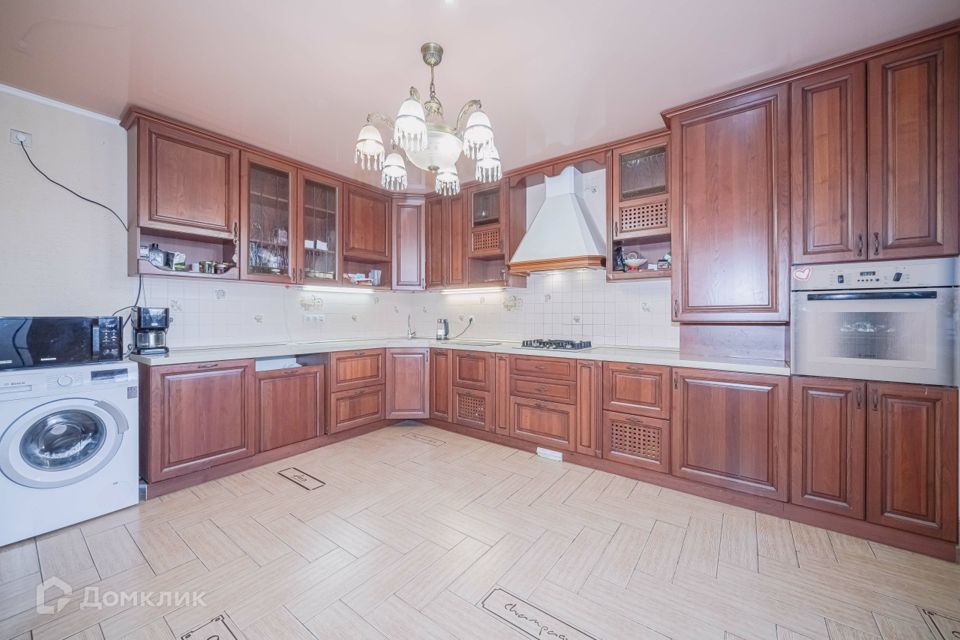 Продаётся 4-комнатная квартира, 192 м²
