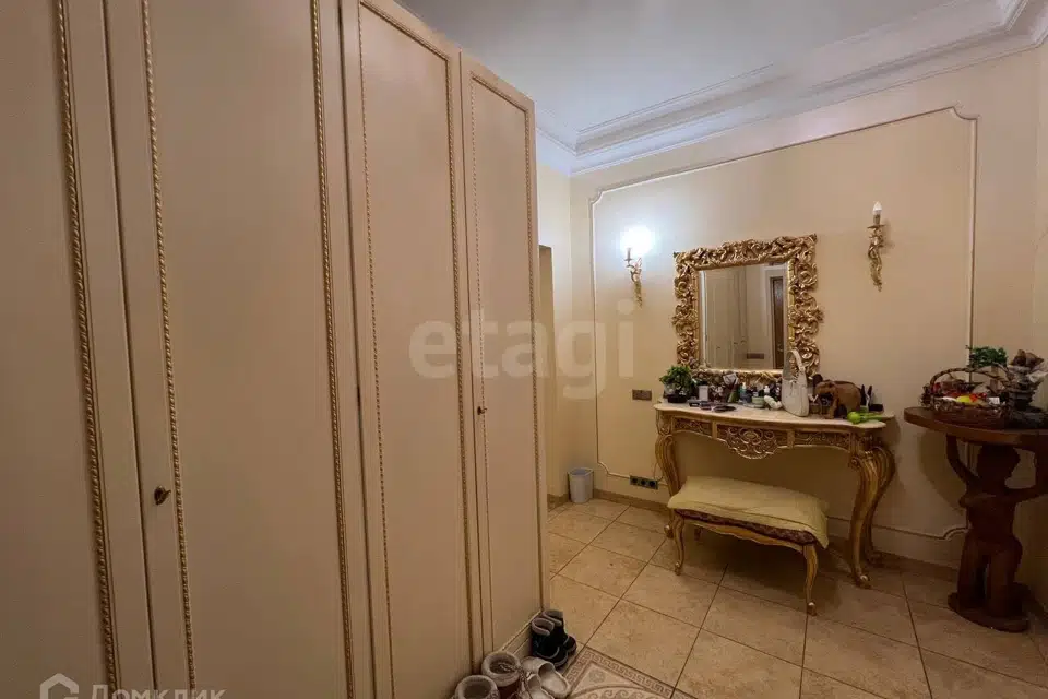 Продаётся 7-комнатная квартира, 237 м²