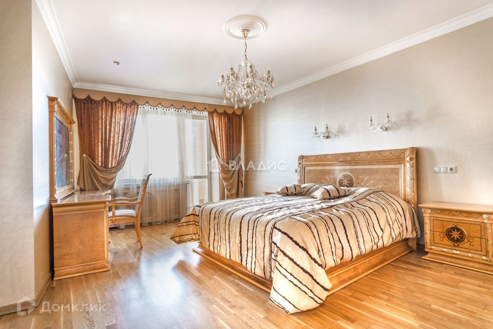 Продаётся 5-комнатная квартира, 300 м²