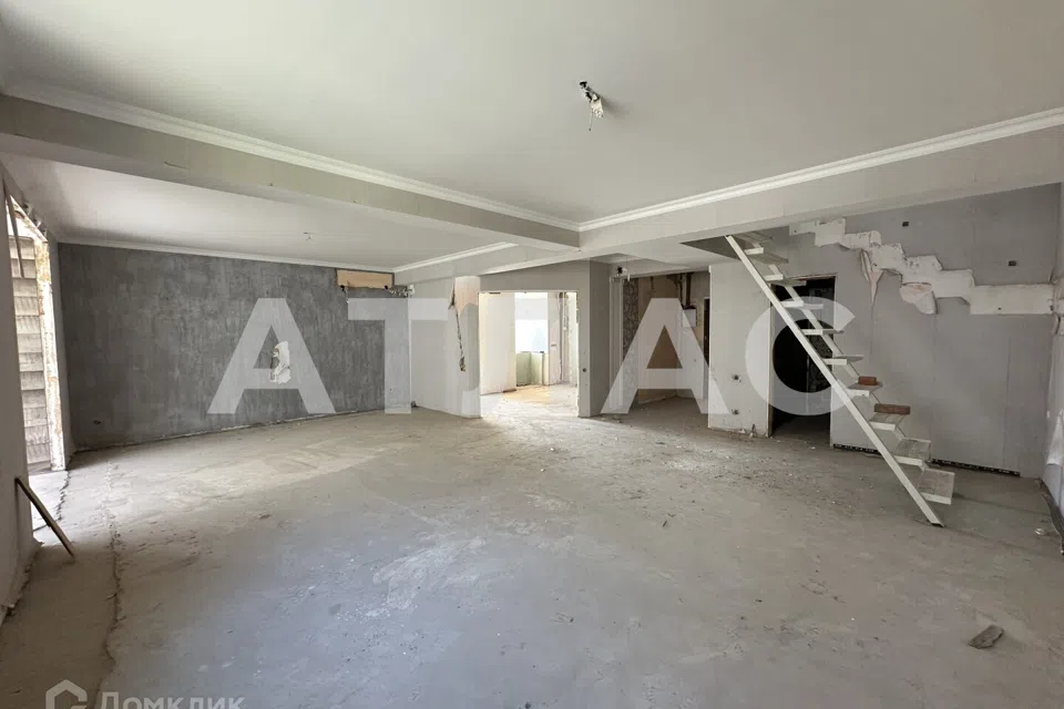 Продаётся 4-комнатная квартира, 178.6 м²