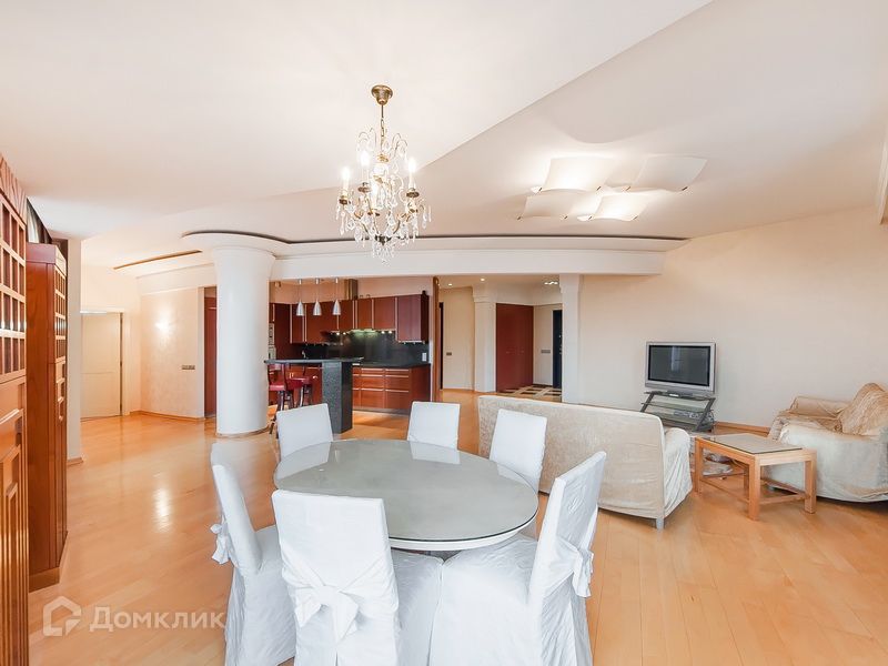 Сдаётся 4-комнатная квартира, 195 м²