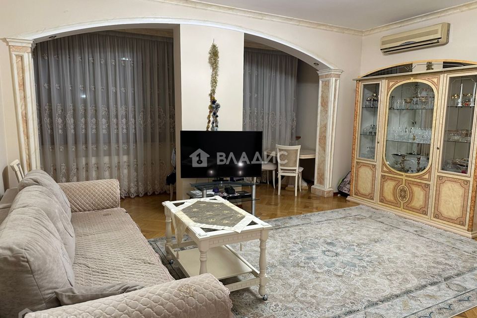 Продаётся 4-комнатная квартира, 140 м²