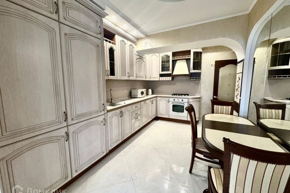 Сдаётся 1-комнатная квартира, 81.1 м²