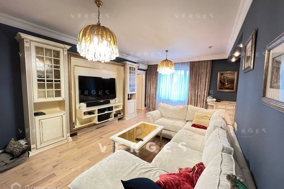 Продаётся 4-комнатная квартира, 160 м²