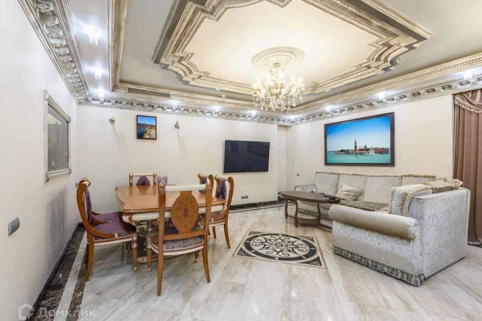 Продаётся 4-комнатная квартира, 183.6 м²