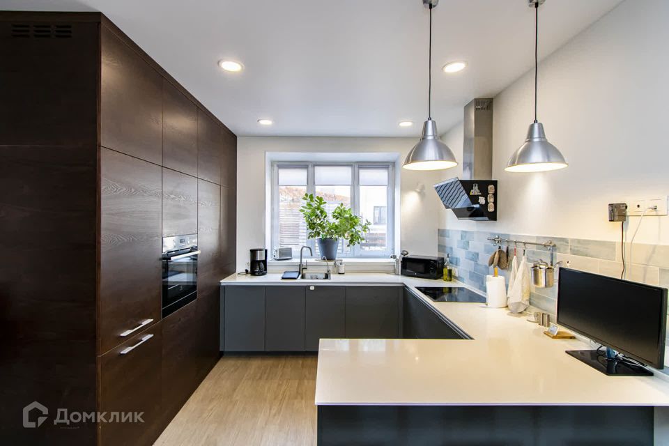 Продаётся 3-комнатная квартира, 199.5 м²