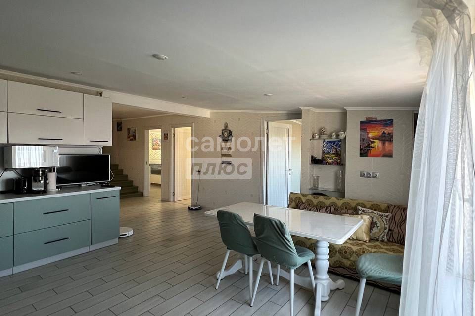Продаётся 4-комнатная квартира, 145 м²