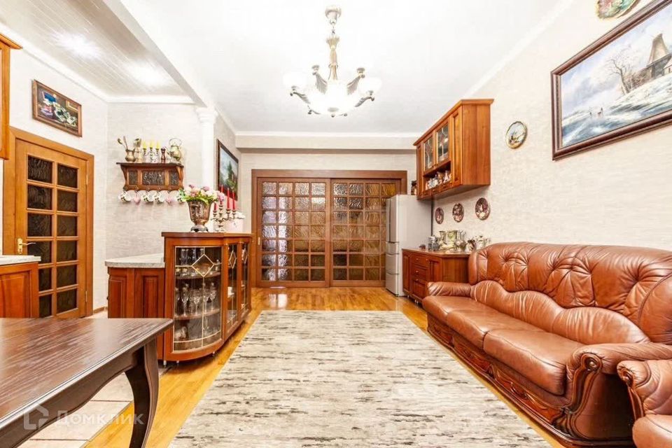Продаётся 4-комнатная квартира, 180 м²