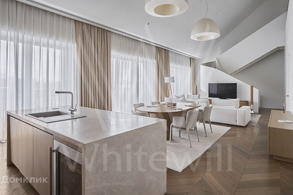 Продаётся 4-комнатная квартира, 269.6 м²
