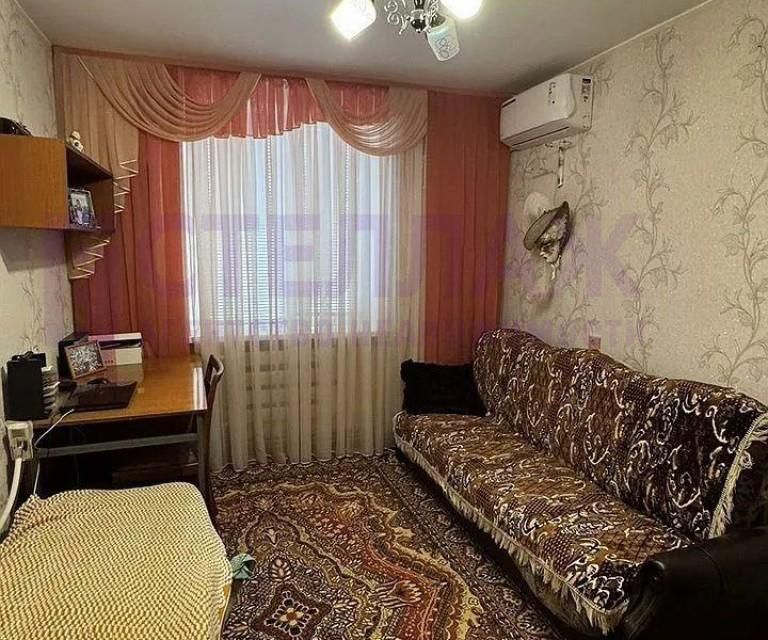 Продаётся 4-комнатная квартира, 82 м²