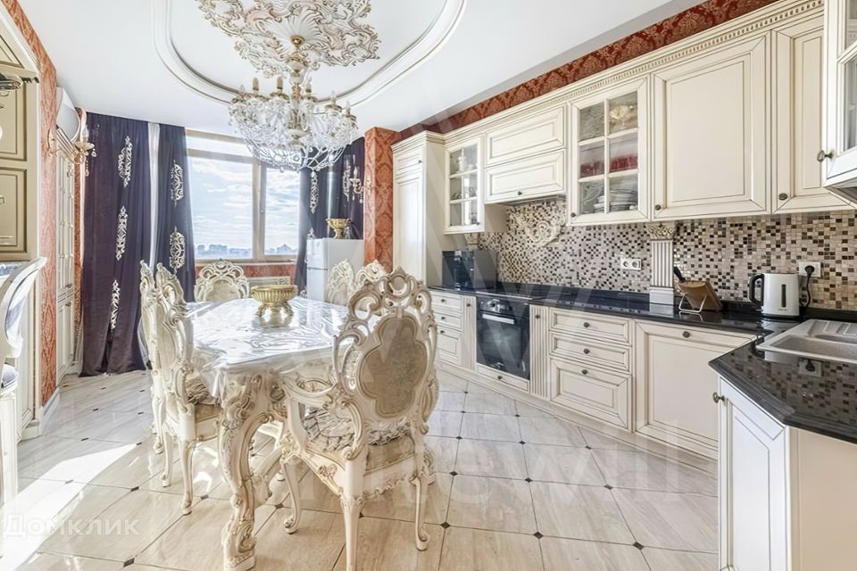 Продаётся 4-комнатная квартира, 130 м²