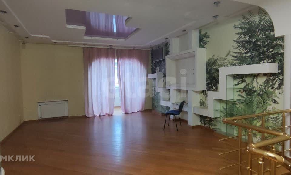 Сдаётся 4-комнатная квартира, 195 м²