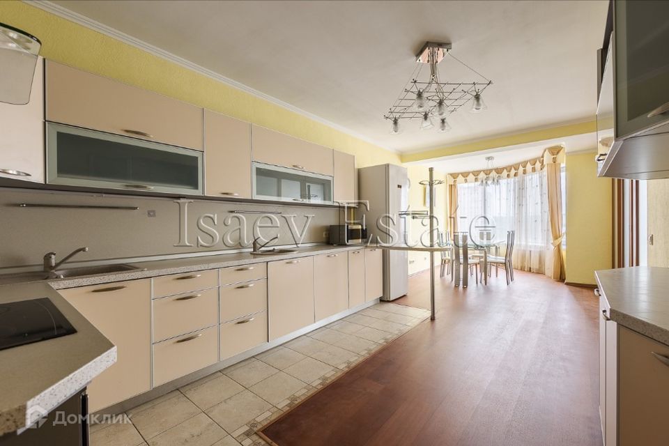 Продаётся 4-комнатная квартира, 150 м²