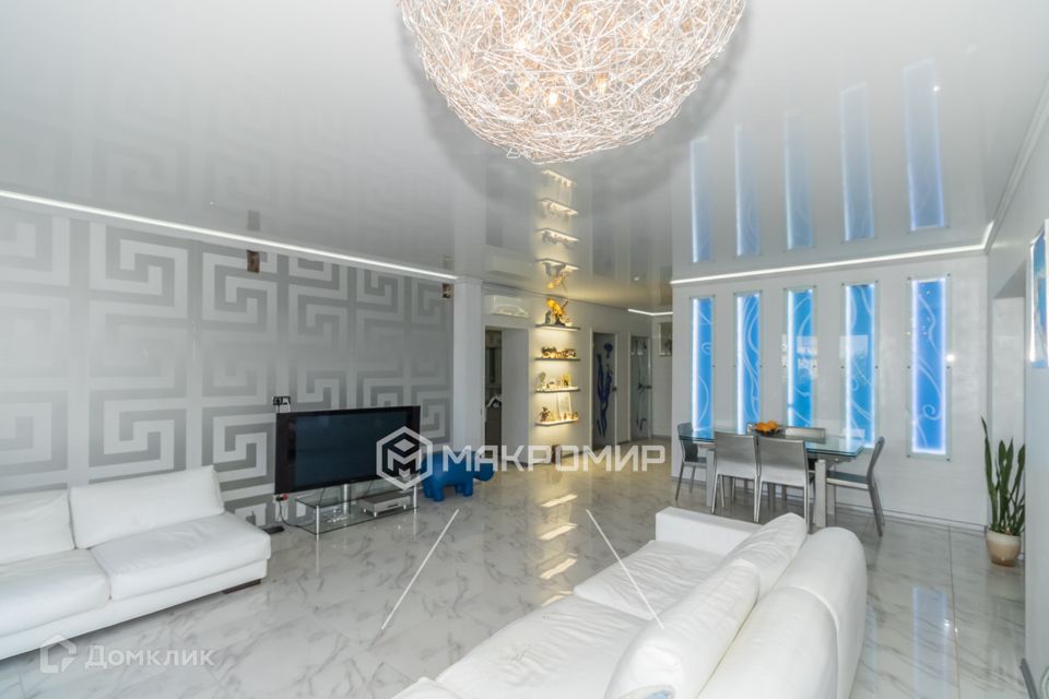 Продаётся 3-комнатная квартира, 131.9 м²