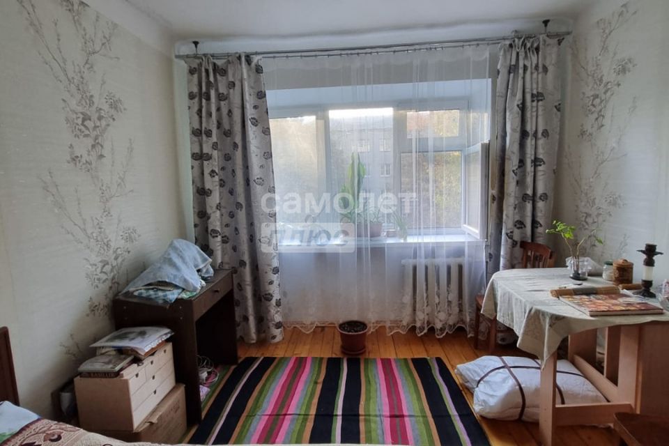 Продаётся 3 комнаты в 6-комн. квартире, 42.3 м²