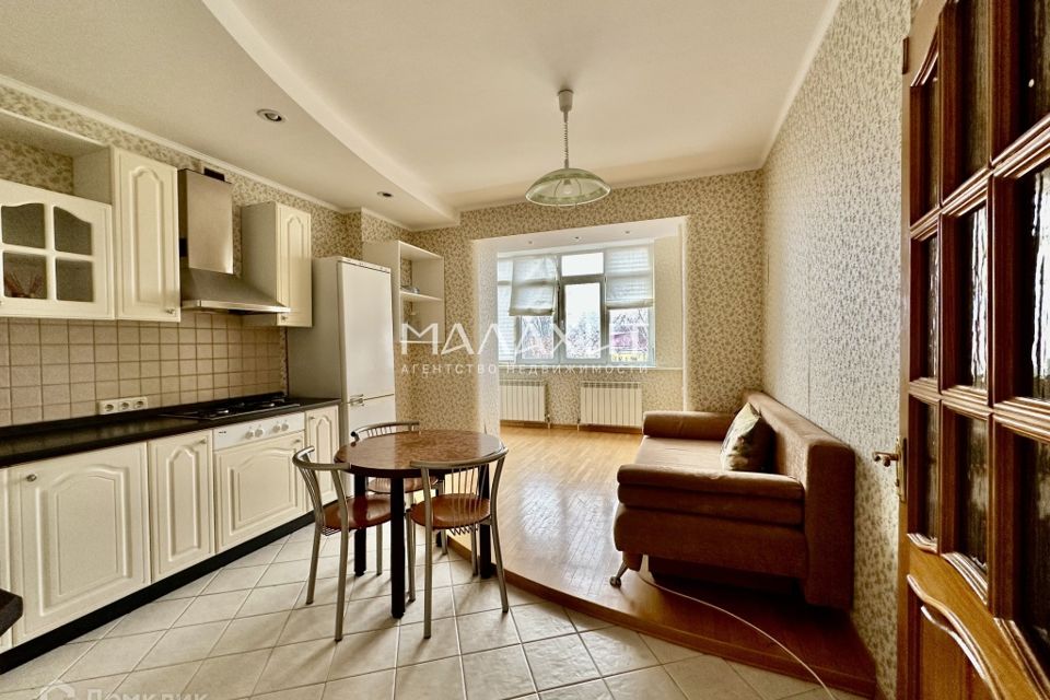 Продаётся 4-комнатная квартира, 140.6 м²