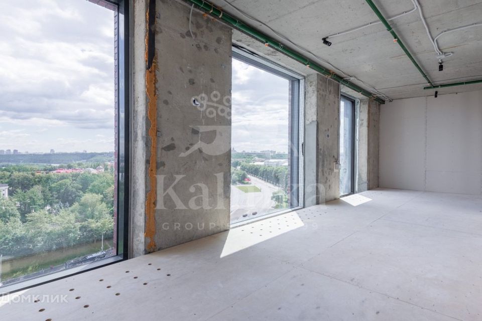 Продаётся 4-комнатная квартира, 198.2 м²