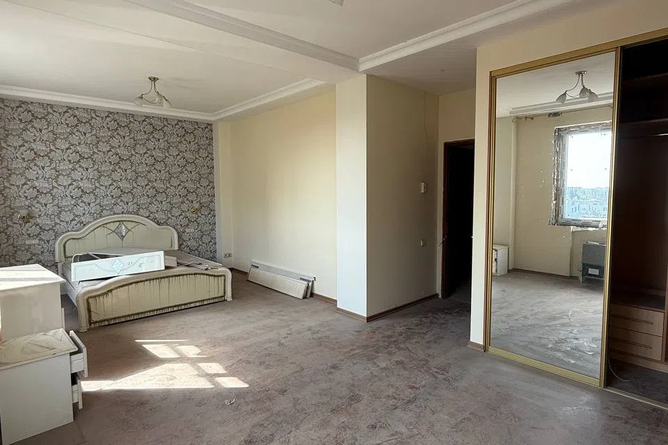 Продаётся 3-комнатная квартира, 195.6 м²