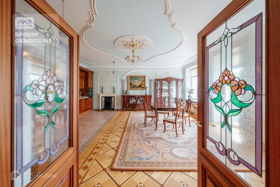 Продаётся 5-комнатная квартира, 231.8 м²
