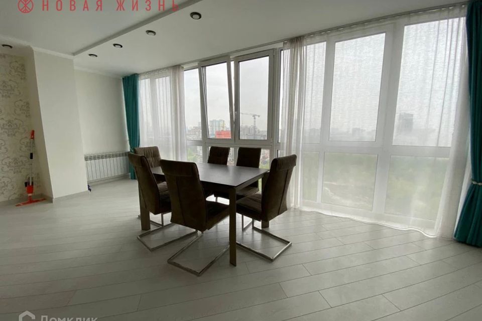 Продаётся 3-комнатная квартира, 106 м²