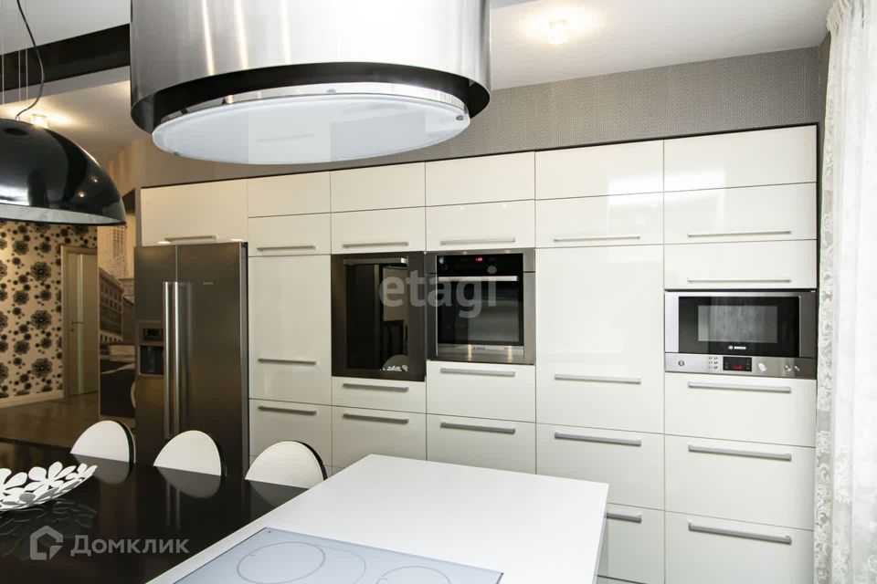 Продаётся 4-комнатная квартира, 183.9 м²