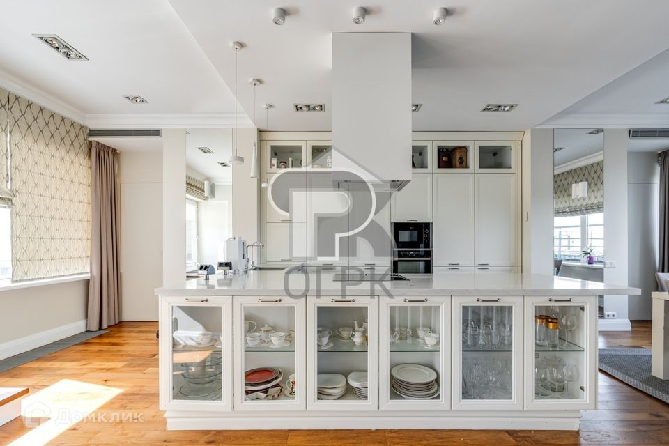 Продаётся 4-комнатная квартира, 230 м²