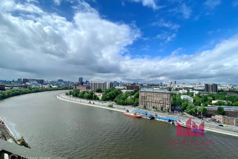 Продаётся 4-комнатная квартира, 152.6 м²