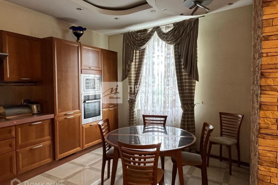 Продаётся 3-комнатная квартира, 106 м²
